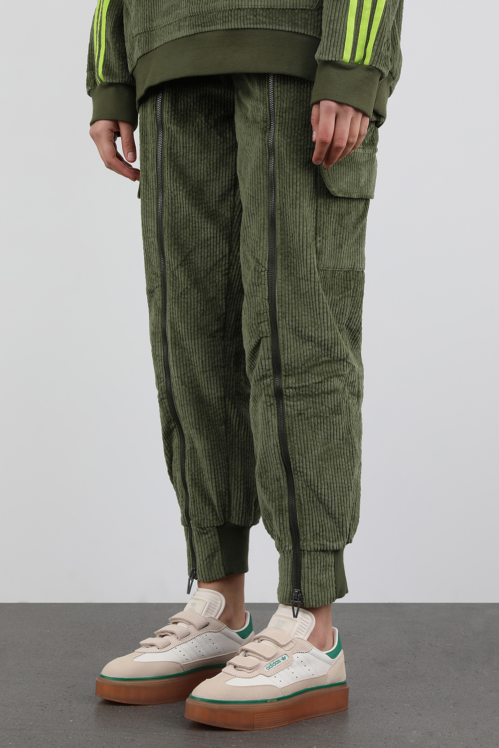 תמונת כל הלוק של אדידס X אייבי פארק נעלי סניקרס מוגבהות